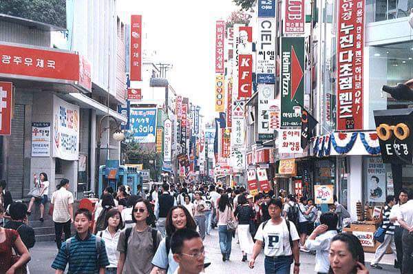 90년대 충장로 인파와 현재 공실 상가 비교
